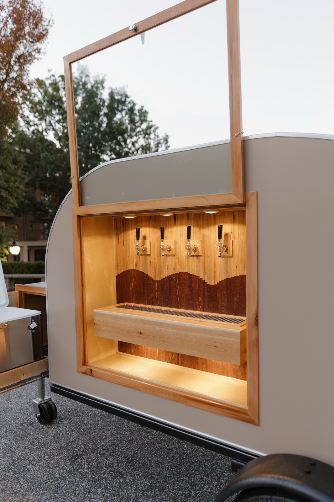 2025 New Mobile Bar Tap Trailer teardrop draft trailer- beerdrop
