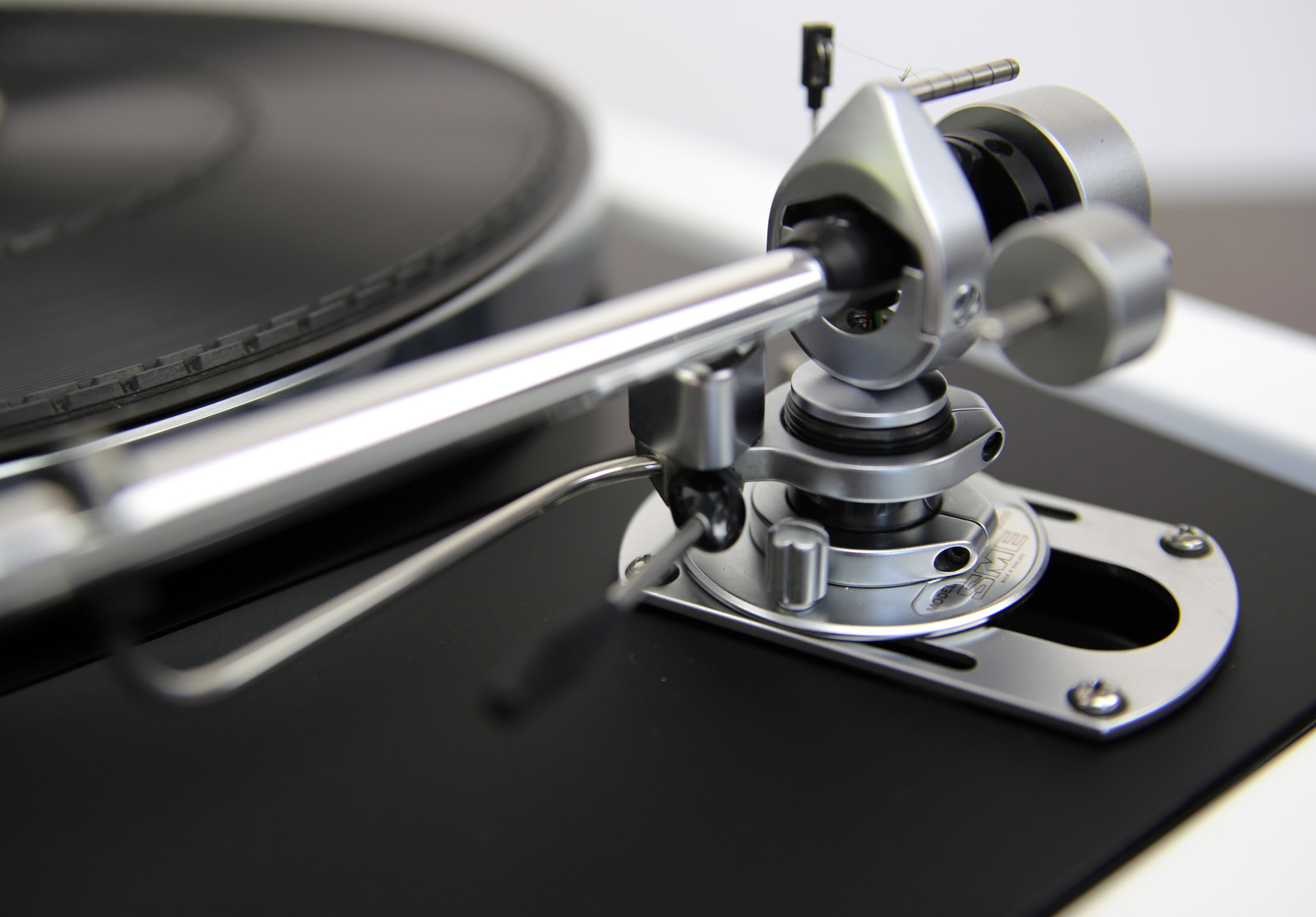 We restore your Thorens TD 125 Turntable Black or White – Black
