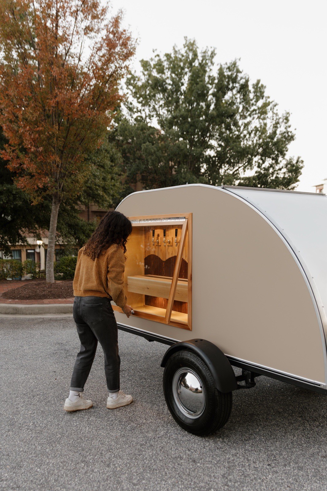 2025 New Mobile Bar Tap Trailer teardrop draft trailer- beerdrop