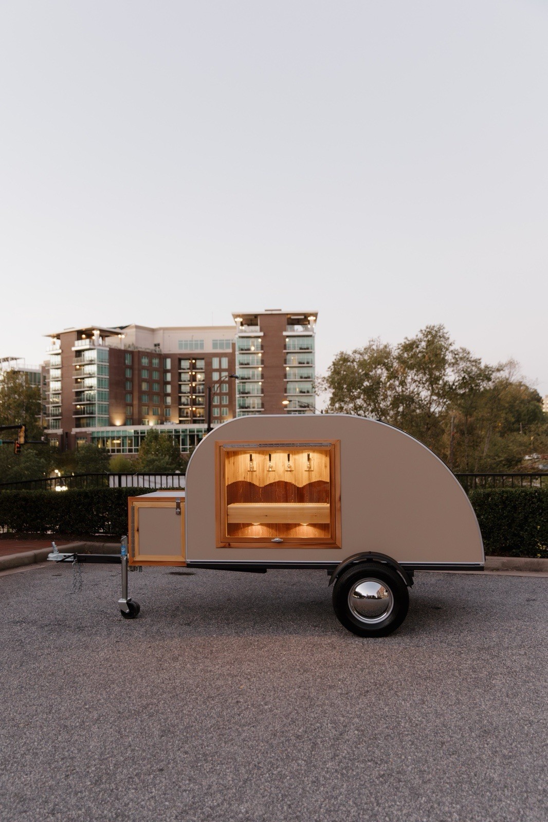 2025 New Mobile Bar Tap Trailer teardrop draft trailer- beerdrop