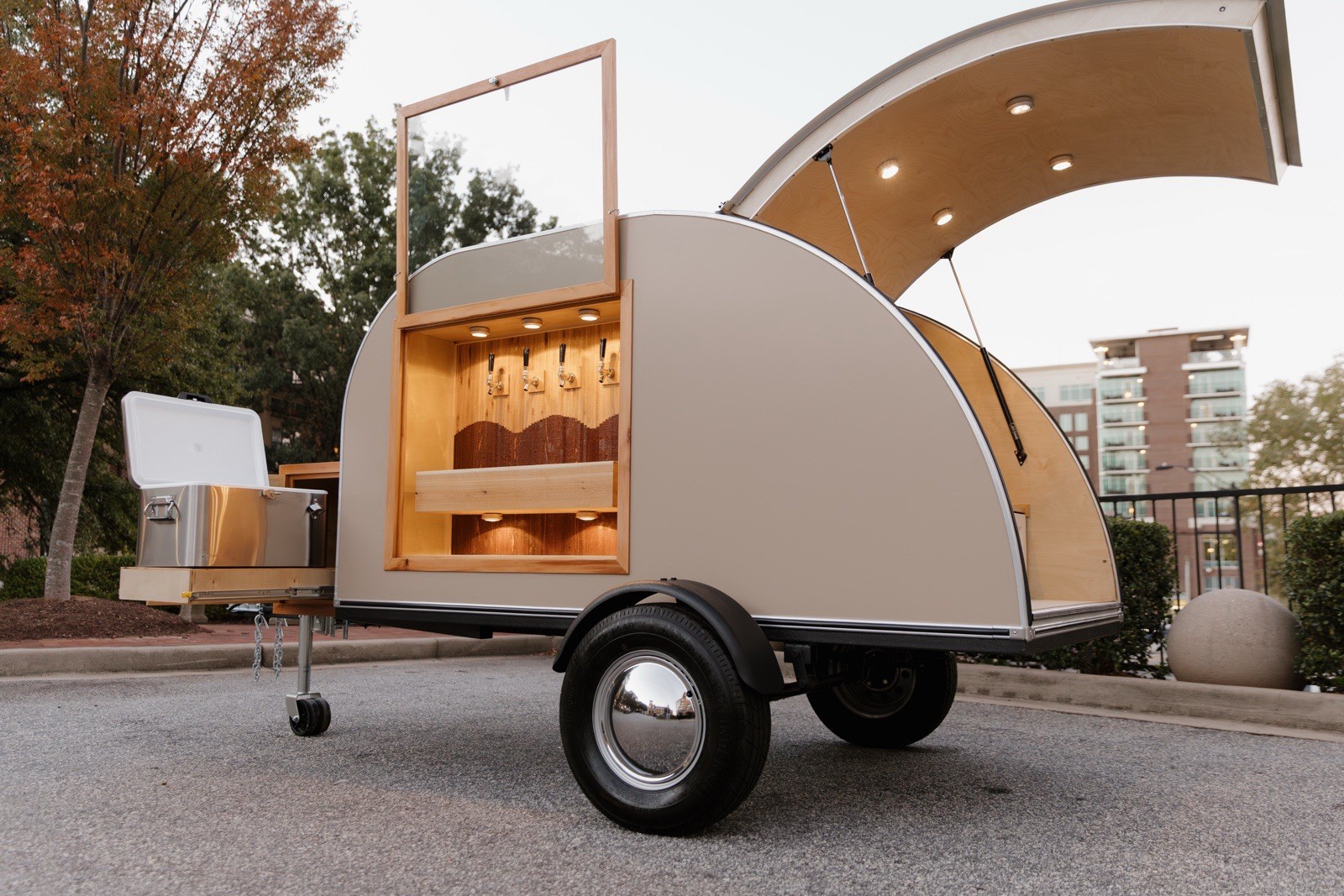 2025 New Mobile Bar Tap Trailer teardrop draft trailer- beerdrop