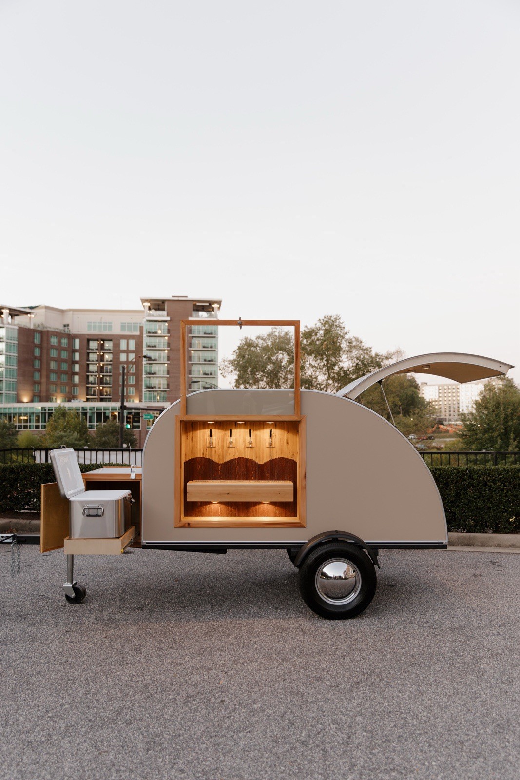 2025 New Mobile Bar Tap Trailer teardrop draft trailer- beerdrop